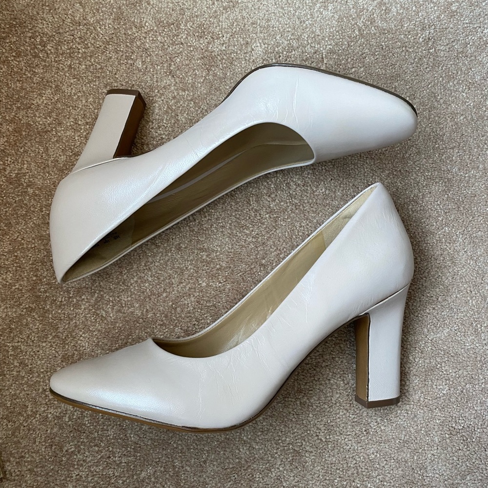 Beige Naturalizer Gloria Pumps